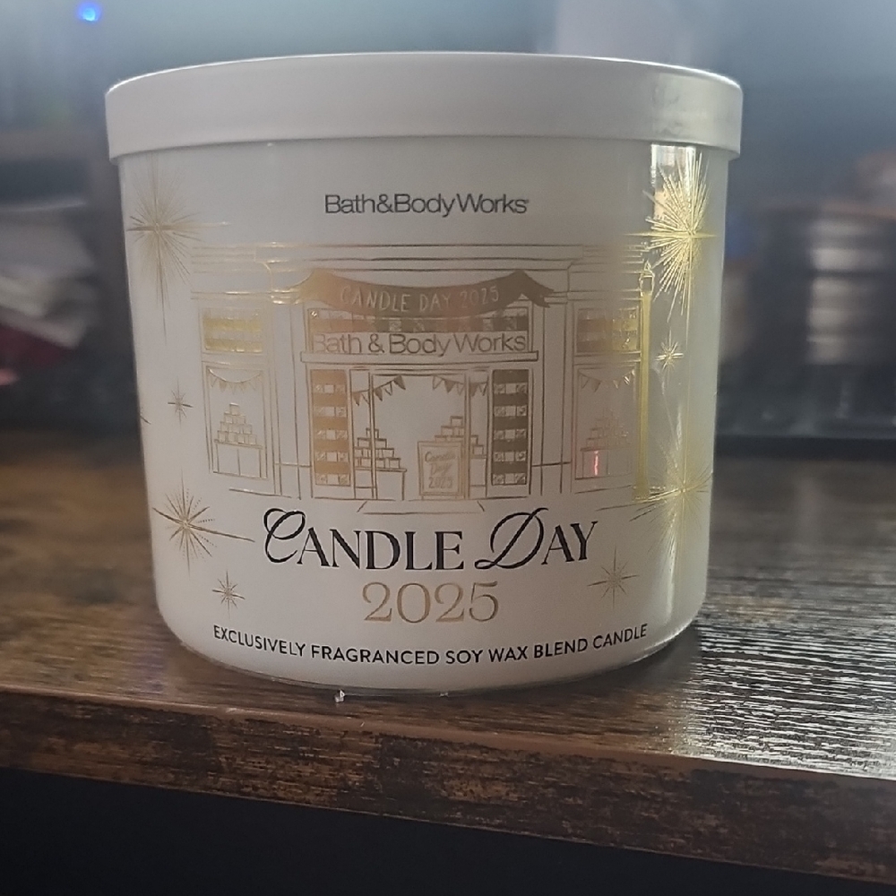 Bath & Body Works White and Gold Candle Day 2025